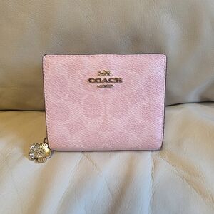 Coach Snap Wallet In Signature Canvas With Charm - Powder Pink